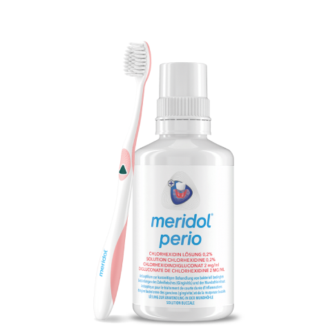 Flaschen von meridol med Mundspülung (CHX 0,2%) und eine weiße Zahnbürste mit blauen Borsten.