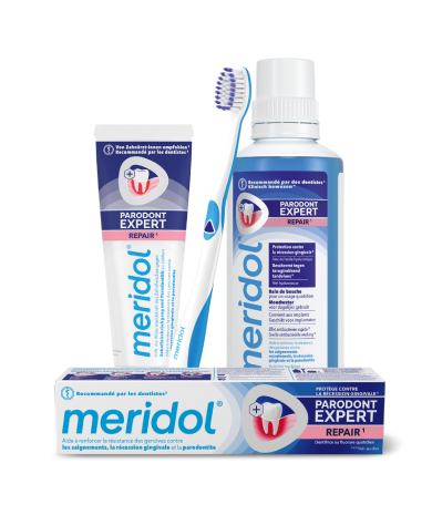meridol med Mundspülung und eine weiße Zahnbürste mit blauen Borsten.