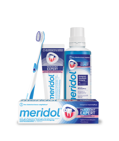 meridol med Mundspülung und eine weiße Zahnbürste mit blauen Borsten.