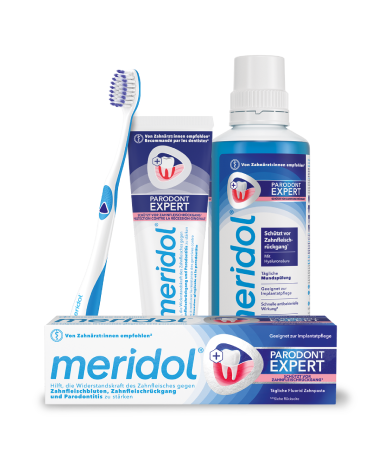 meridol med Mundspülung und eine weiße Zahnbürste mit blauen Borsten.