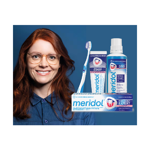 Lächelnde Frau neben meridol Parodont Expert Zahnpasta und Mundspülung; Fokus auf Zahnfleischschutz und professionelle Mundpflege.