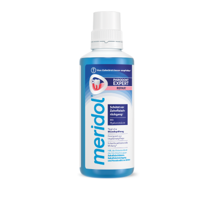 Flasche meridol Parodont Expert Mundspülung in Blau‑Weiß; Hinweis auf Schutz vor Zahnfleischrückgang.