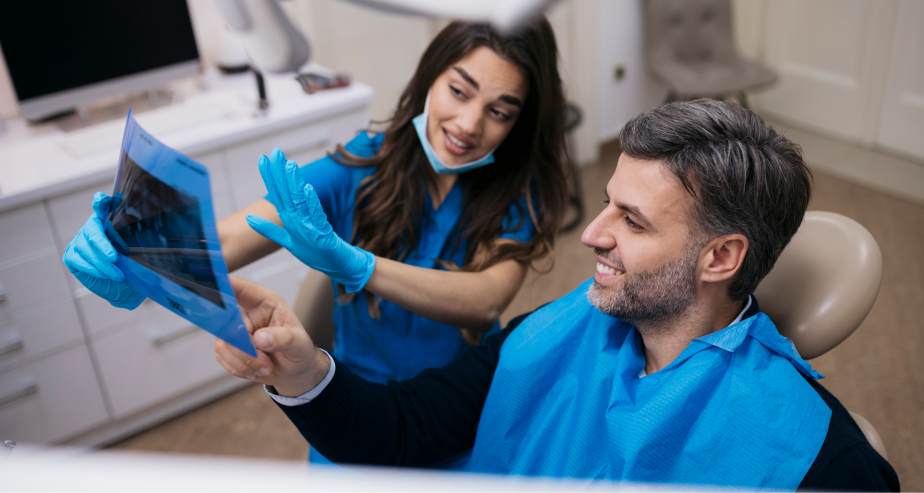 Zahnarzt erklärt einem Patienten ein Röntgenbild