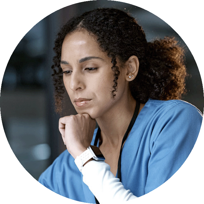 Zahnarzt, der durch ein Mikroskop schaut