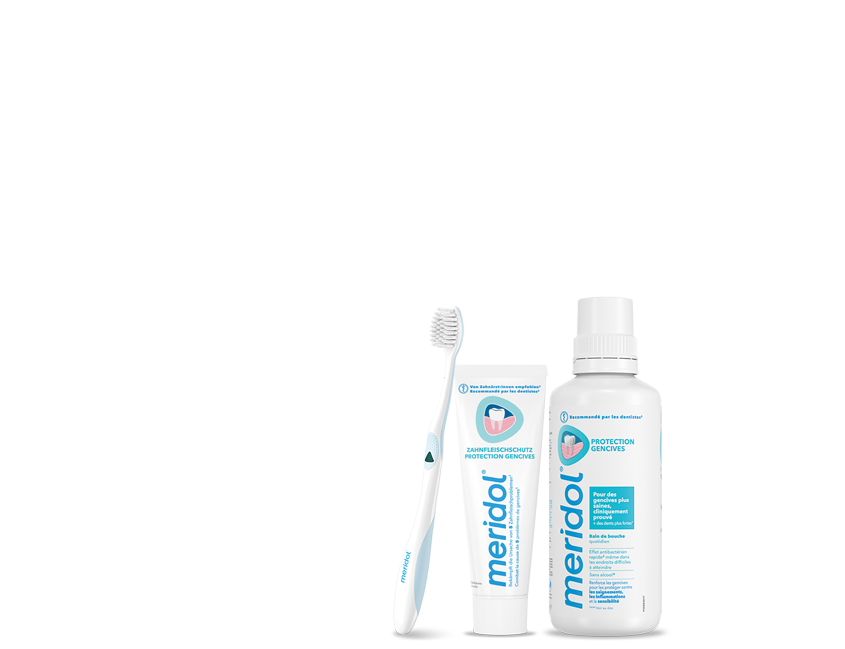 Des flacons de bain de bouche meridol med (CHX 0,2 %) et une brosse à dents blanche à poils bleus.