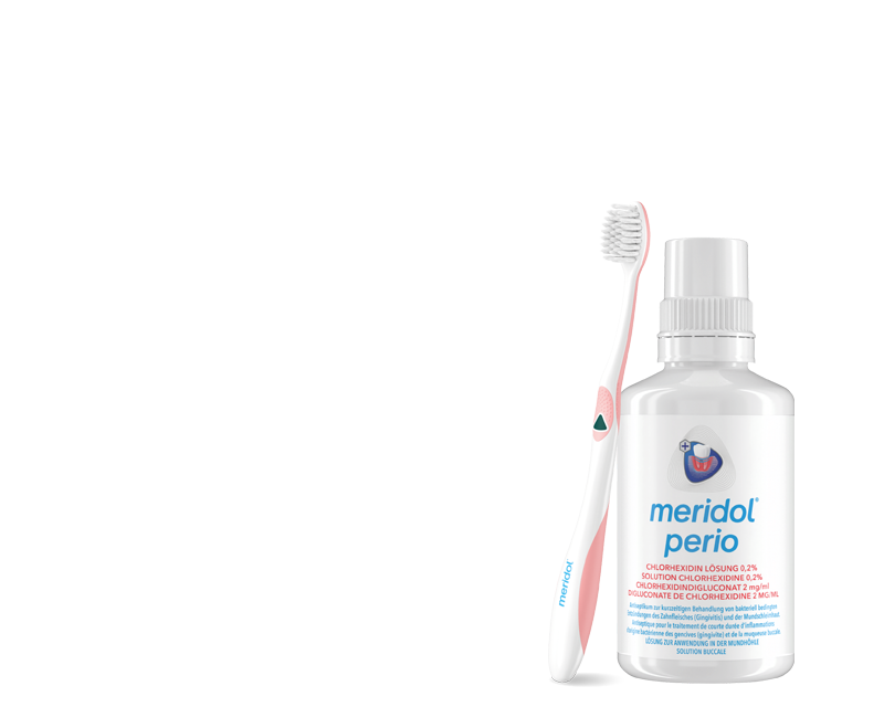 Des flacons de bain de bouche meridol med (CHX 0,2 %) et une brosse à dents blanche à poils bleus.