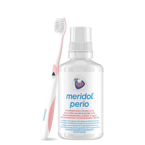Des flacons de bain de bouche meridol med (CHX 0,2 %) et une brosse à dents blanche à poils bleus.