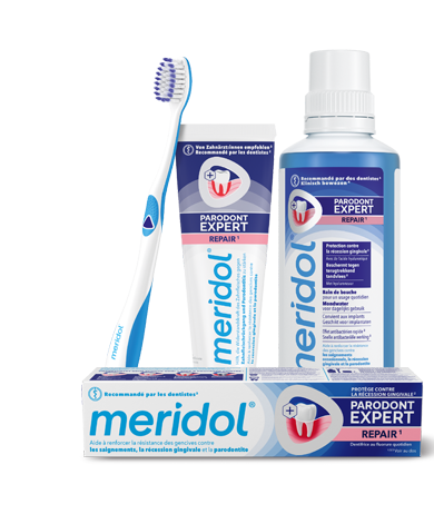 un bain de bouche meridol med et une brosse à dents blanche à poils bleus.