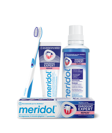 un bain de bouche meridol med et une brosse à dents blanche à poils bleus.
